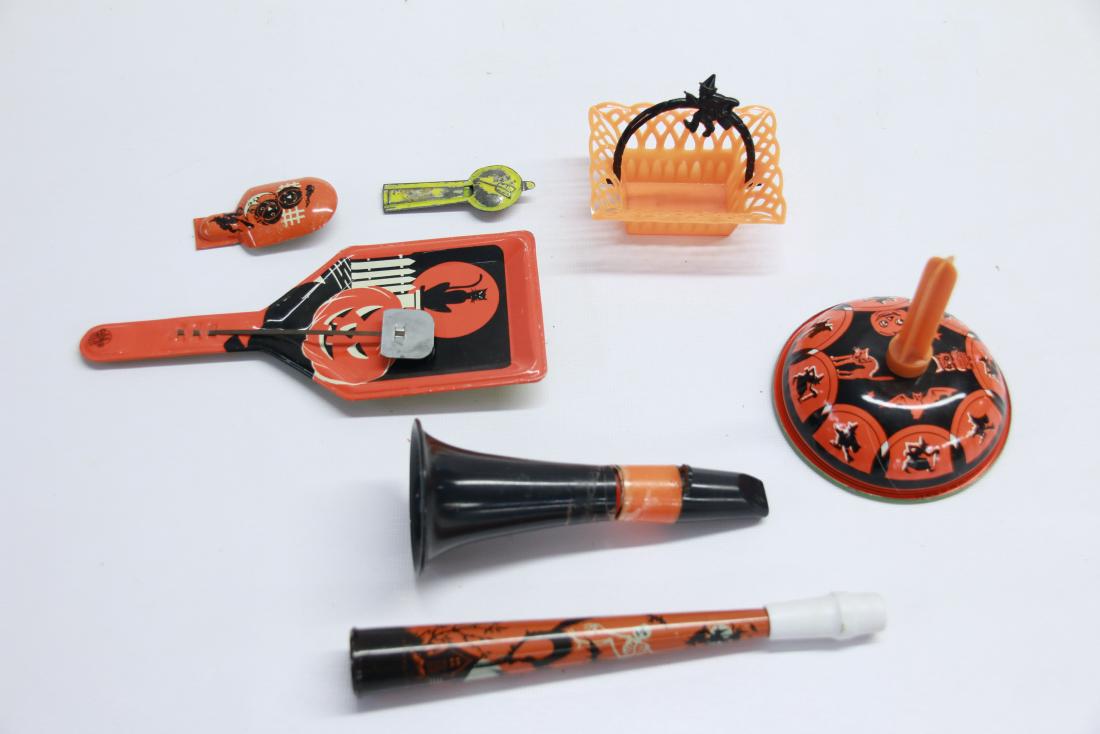 GROUP LOT OF HALLOWEEN DECORATIONS: (6) INCLUDING - (2) TIN NOISE MAKERS MARKED "US METAL TOY" - TIN LITHO HORN, CLICKER MARKED "COHN", PLASTIC HORN, PLASTIC BASKET MARKED "BEST"