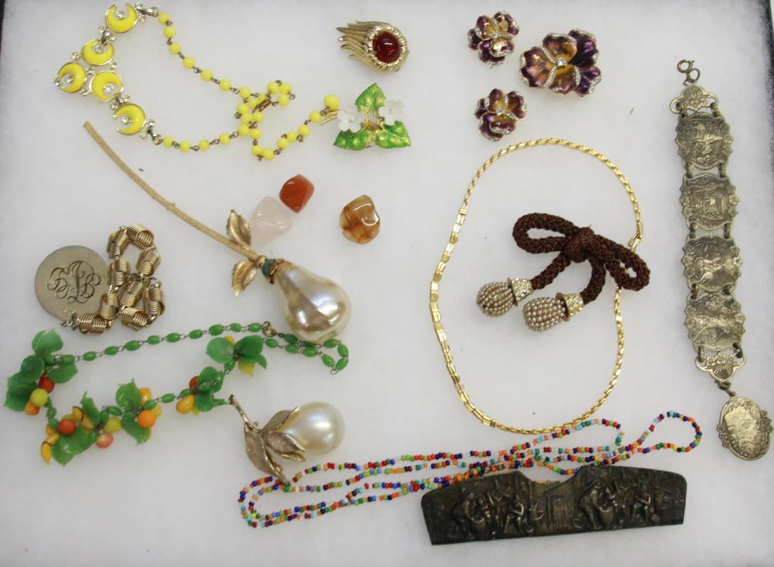 LOT OF COSTUME JEWELRY: INCLUDING - BROOCHES, NECKLACES, BRACELETS - HANDMADE GLASS AND BEADED JEWELRY