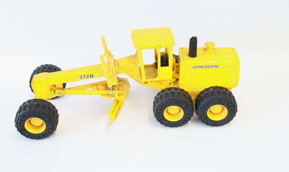 JOHN DEER SCRAPER: MODEL 772B BY: ERTL - PAINTED METAL (ORIGINAL PAINT) - PLASTIC TIRES , 21 1/2" X 8 1/2" X 8 1/4"