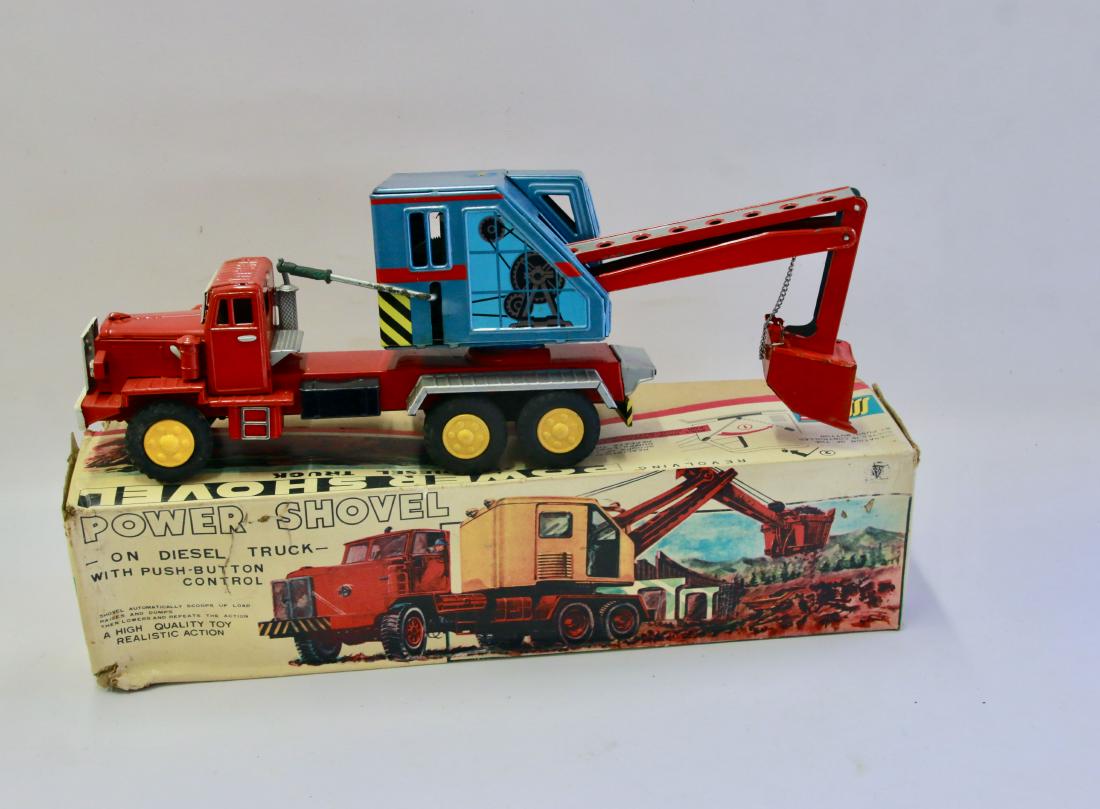 TIN LITHO POWER SHOVEL: ON A DIESEL TRUCK - WITH ORIGINAL BOX - QUALITY TOYS - SSS INTERNATIONAL , 19" L