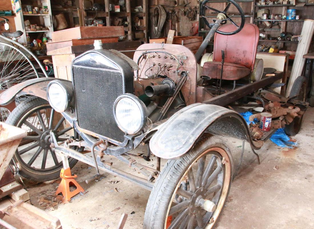 MODEL "T" FORD PARTS: MODEL "T" FORD 1921-1925 PARTS - INCLUDING: CHASSIS, ENGINE, AND OTHER PARTS