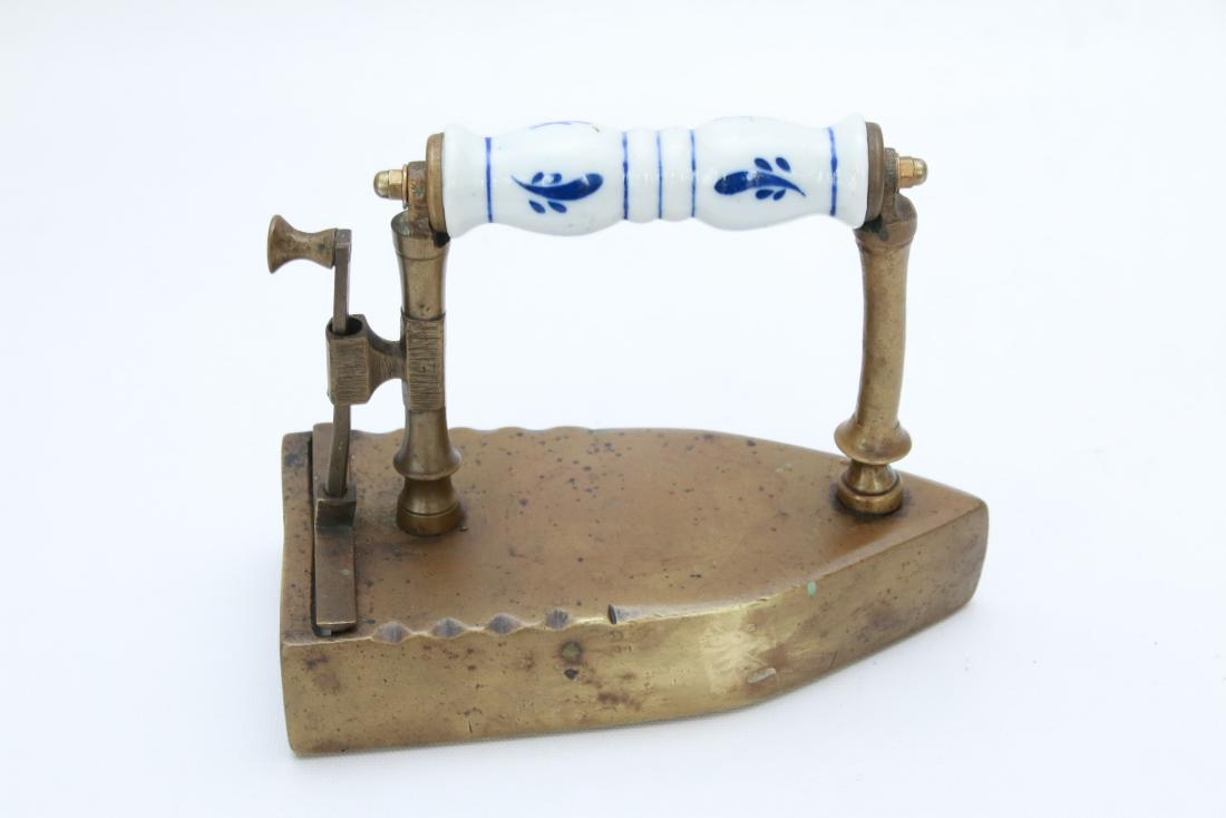 BRASS SLUG IRON: DELFT PORCELAIN HANDLE - #6 ON GATE . 7 1/2"
