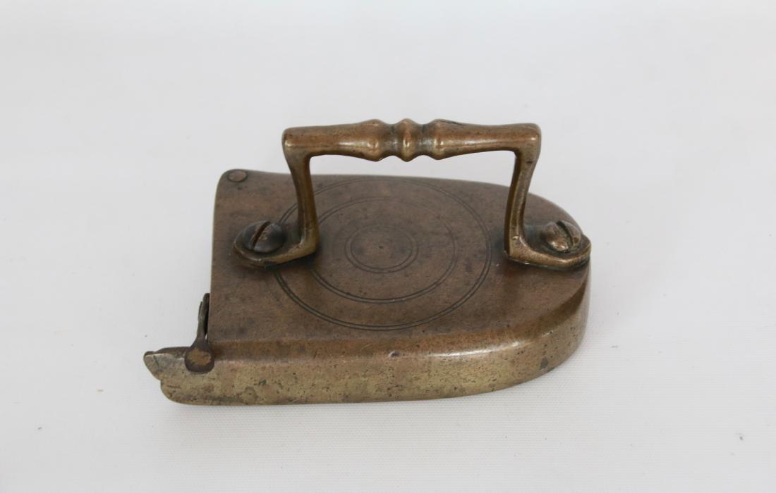 ROUND NOSE SLUG IRON: IN BRASS WITH SWING GATE, TURNED HANDLE, ENGRAVED TOP - RARE - EARLY 1800'S . 6"