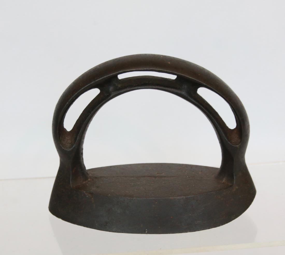ALL CAST POLISHING IRON: CUT-OUT DESIGN HANDLE . 4 3/4" X 3 1/8"