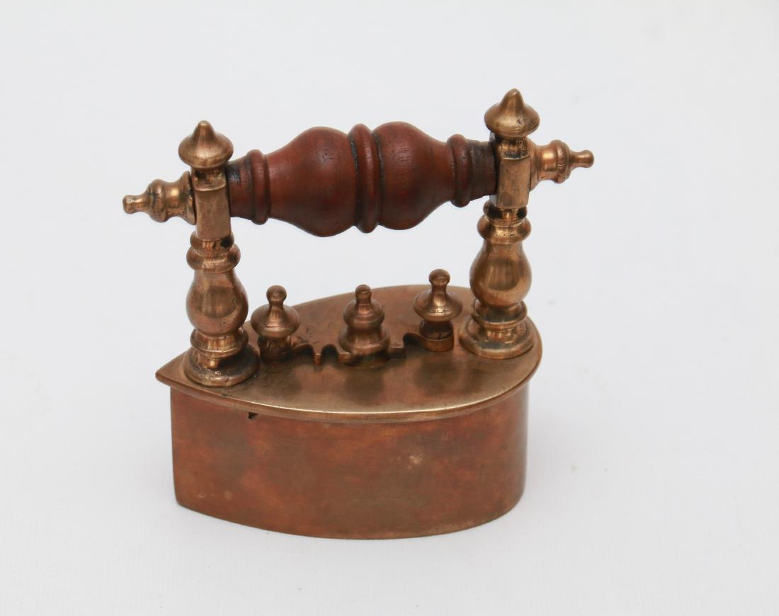 BRASS SCOTTISH SLUG IRON: ROUNDBACK WITH WITH SPIRES - BULBOST HANDLE AND TURNED POSTS - WITH SLUG - IN SMALL SIZE . 4 1/2"