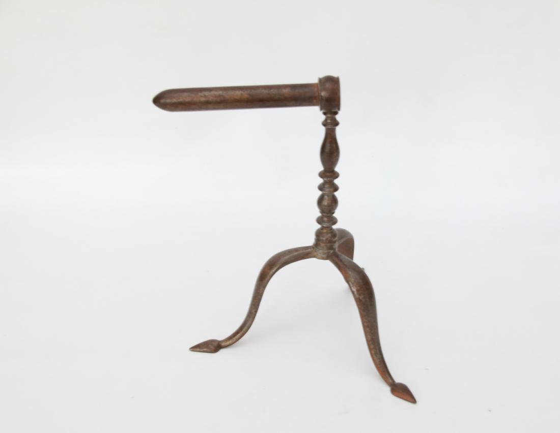 GOFFERING IRON: SINGLE BARREL WITH SPADE FEET AND TURNED POSTS . 5" BARREL