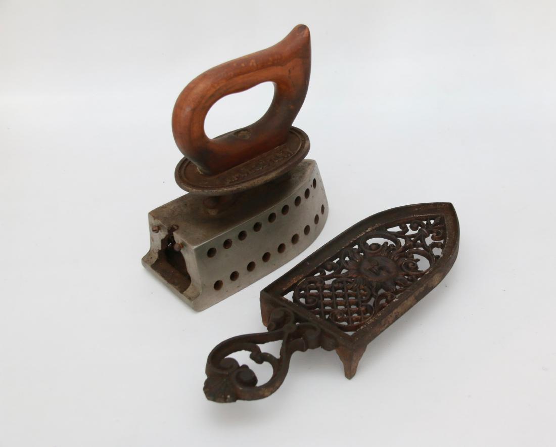 ANTIQUE FUEL IRON: G.M.T. BROTHERS, NEW YORK - WITH COMPANION TRIVET AND WOODEN HANDLE . 7"