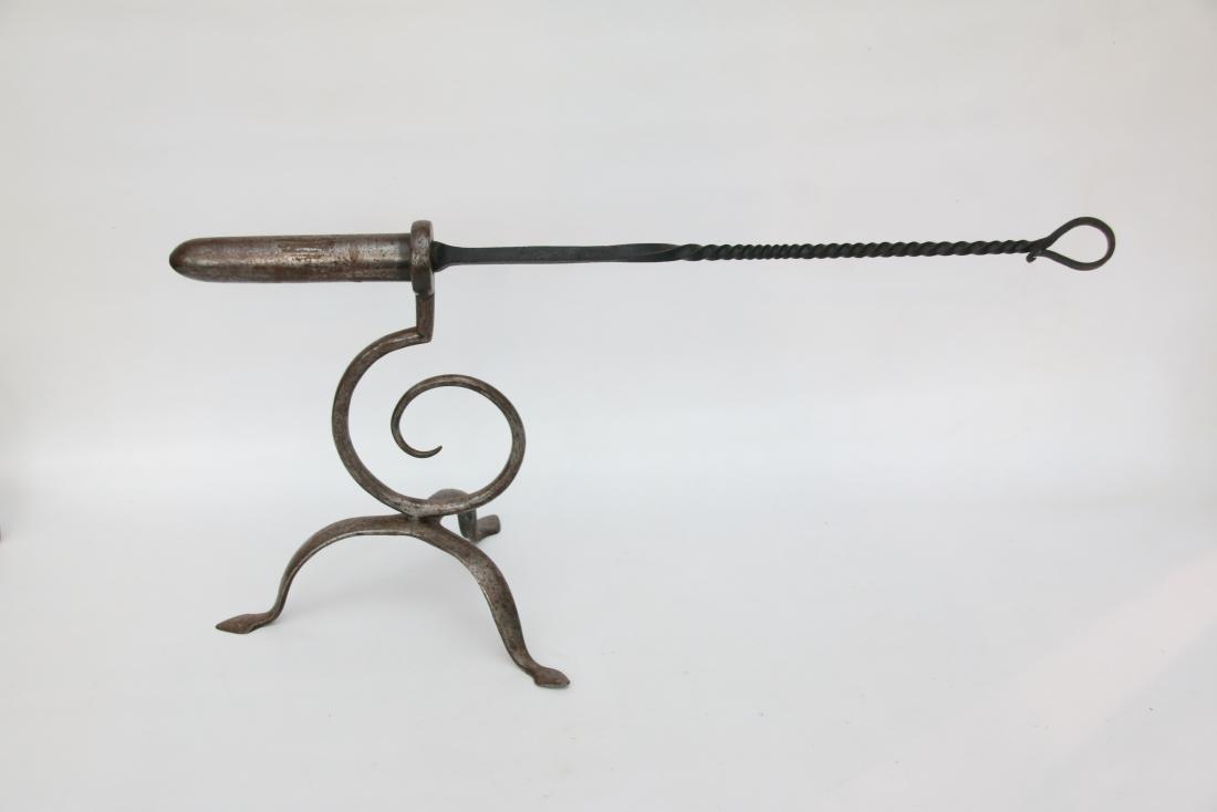 GOFFERING IRON: SINGLE BARREL WITH MONKEY TAIL DESIGN - SPADE TRIPOD FEET - ORIGINAL POKER . 6" BARREL - POKER 21" - 11" HIGH