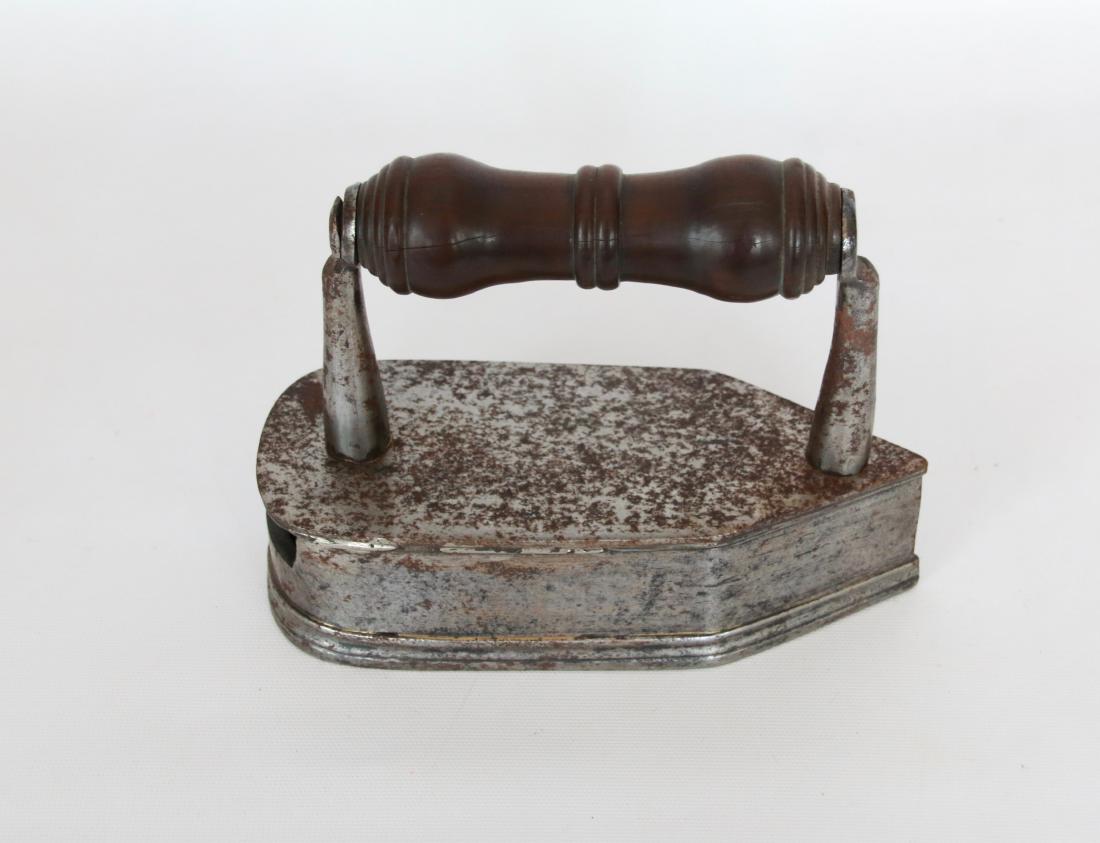 SLUG IRON: DROP IN THE BACK SLUG IRON CIRCA 1850 - WITH MOLDED EXTENDED EDGE . 7"