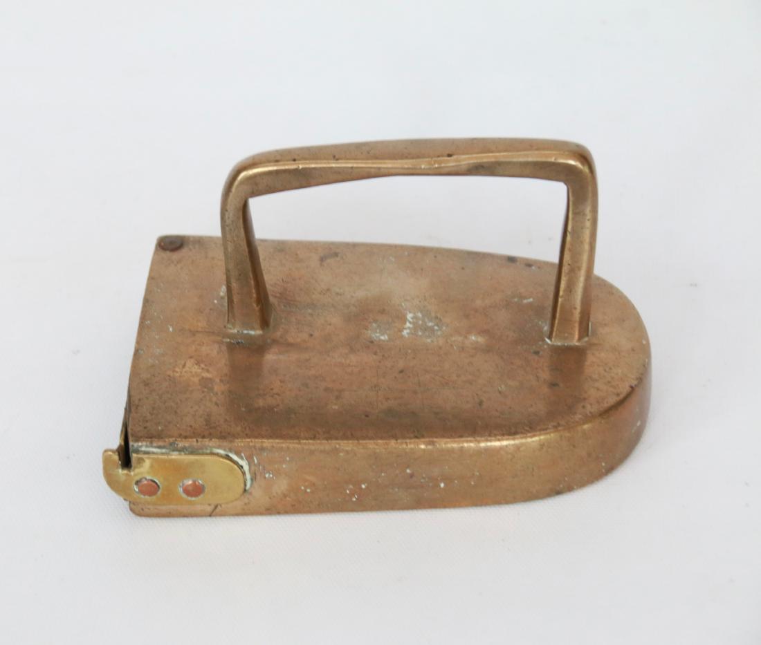 BRASS SLUG IRON: ROUND NOSE SLUG IRON WITH DROP IN THE BACK SLUG - HANDMADE - CIRCA 1800. 5 1/2"
