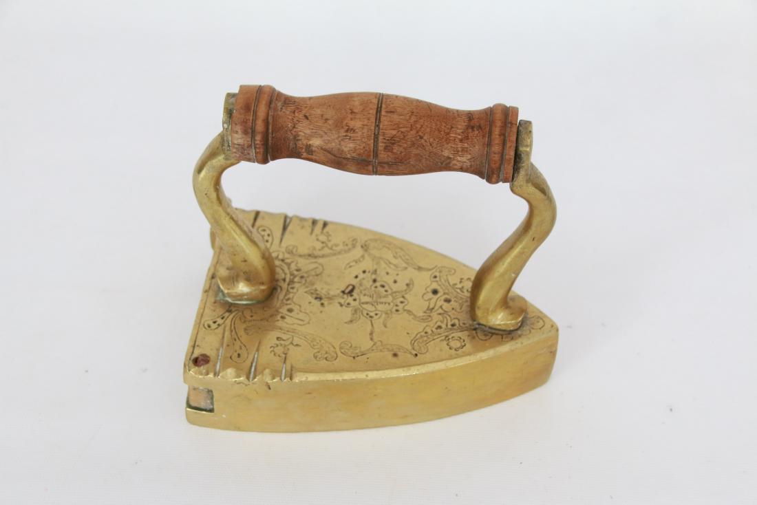 BRASS SLUG IRON: HIGHLY ENGRAVED TOP WITH STYLIZED DOLPHIN POSTS - EARLY 1800'S . 6"