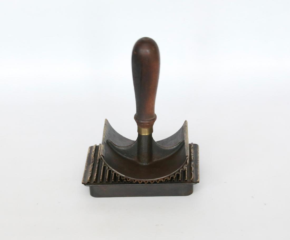 ROCKER FLUTER IRON: WITH VERTICAL HAND GRIP, BRASS PLATES . 5"