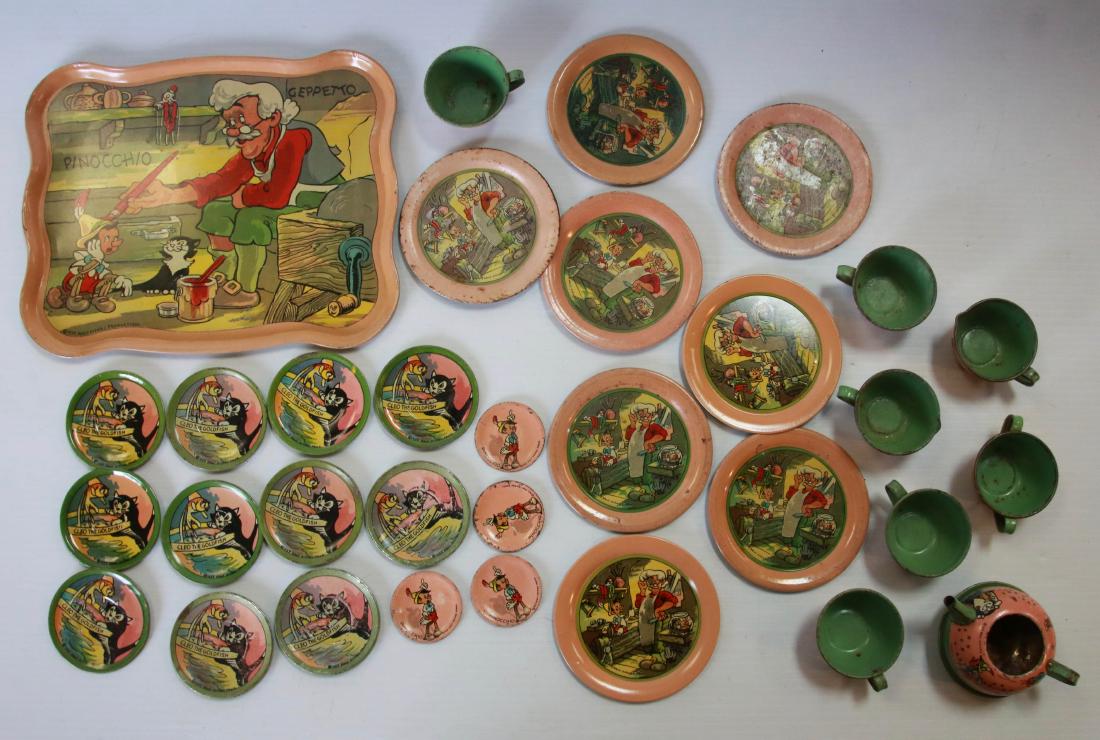 TIN LITHO PINOCCHIO TEA SET: (33) PIECE SET - 1939 WALT DISNEY PRODUCTIONS Size:10" X 8" - TRAY