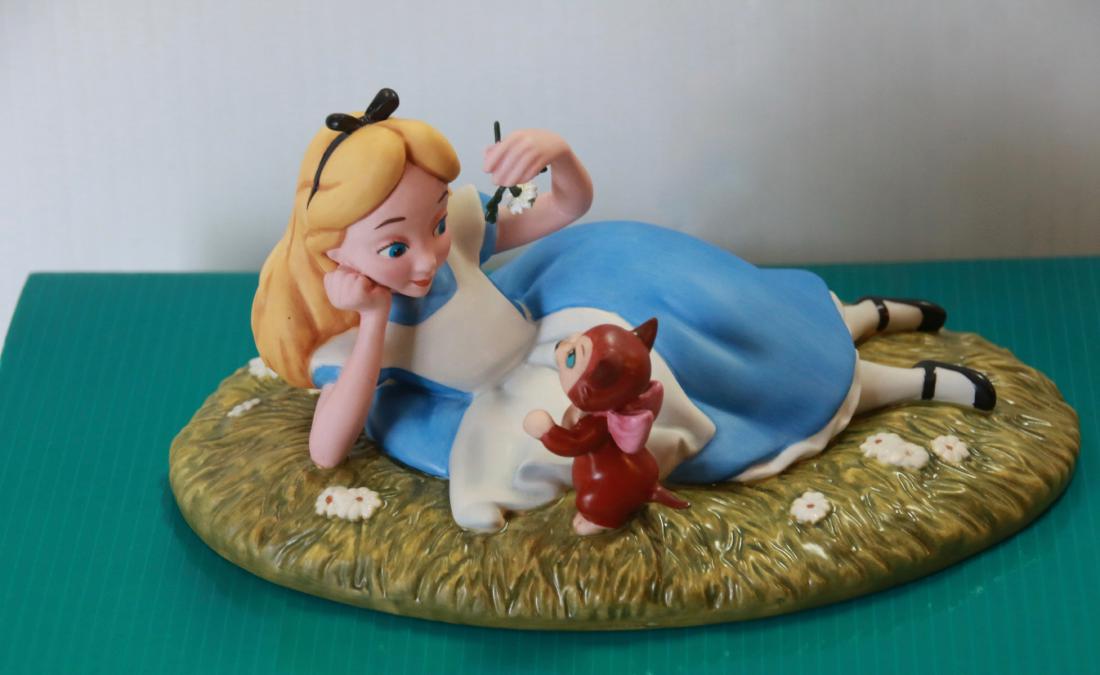 WALT DISNEY CLASSICS COLLECTION: ALICE IN WONDERLAND "ALICE AND DINAH" #905 OF 1500 - IN ORIGINAL BOX WITH CERT. Size:3 1/2"