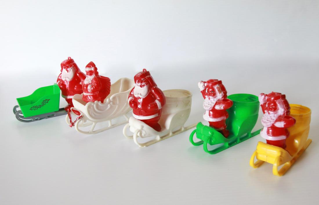GROUP LOT OF PLASTIC CHRISTMAS DECORATIONS: (5) SANTA CLAUSES ON SLEIGHS Size:4 3/4" TO 5" L