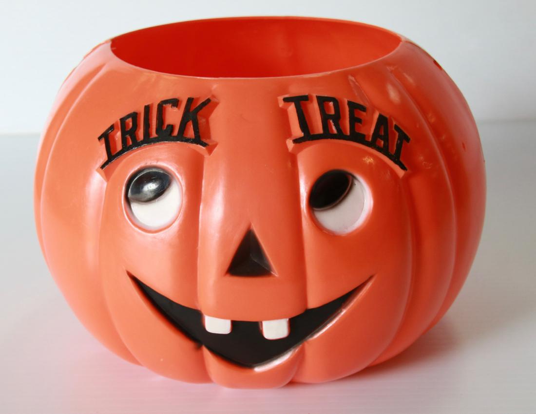 PLASTIC HALLOWEEN JACK-O-LANTERN: PLASTIC TRICK OR TREAT PUMPKIN Size:8 1/2" X 5 1/2"
