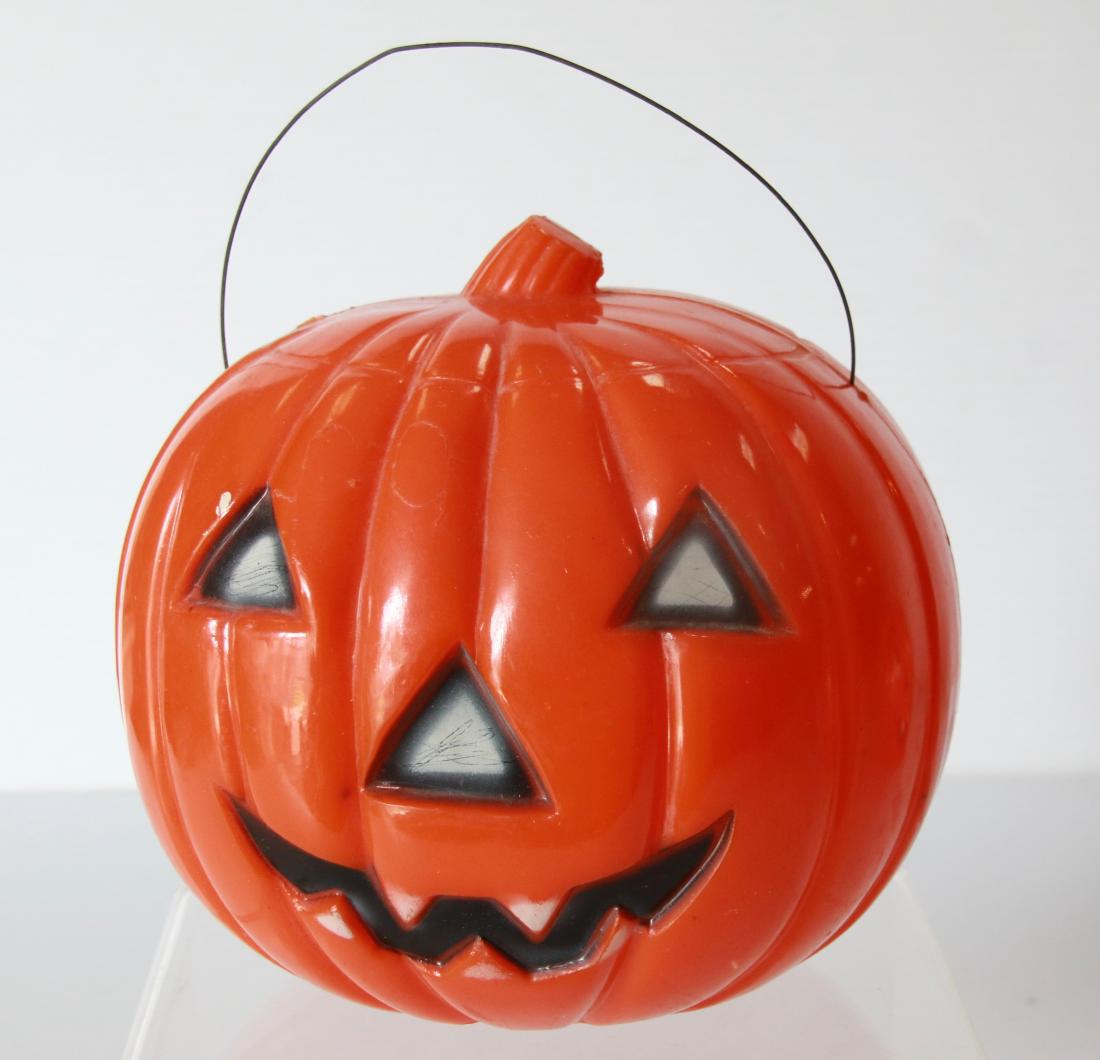PLASTIC HALLOWEEN JACK-O-LANTERN: MOLDED PLASTIC WITH WIRE HANDLE - HOLE IN BOTTOM FOR LIGHT Size:5 1/2" X 5"