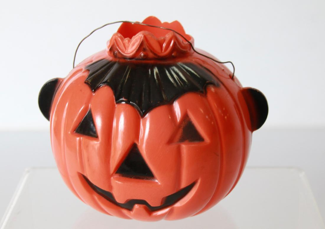 VINTAGE HALLOWEEN JACK-O-LANTERN: MOLDED PLASTIC PUMPKIN CANDY CONTAINER Size:4 1/4" X 3 1/2"