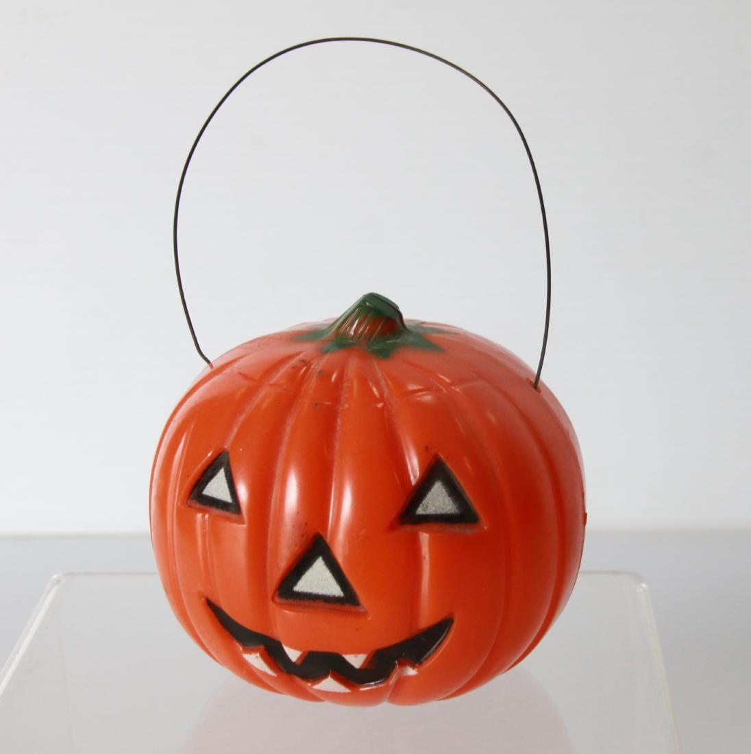 VINTAGE HALLOWEEN JACK-O-LANTERN: MOLDED PLASTIC HALLOWEEN LIGHT Size:3 3/4 X 3 1/4"