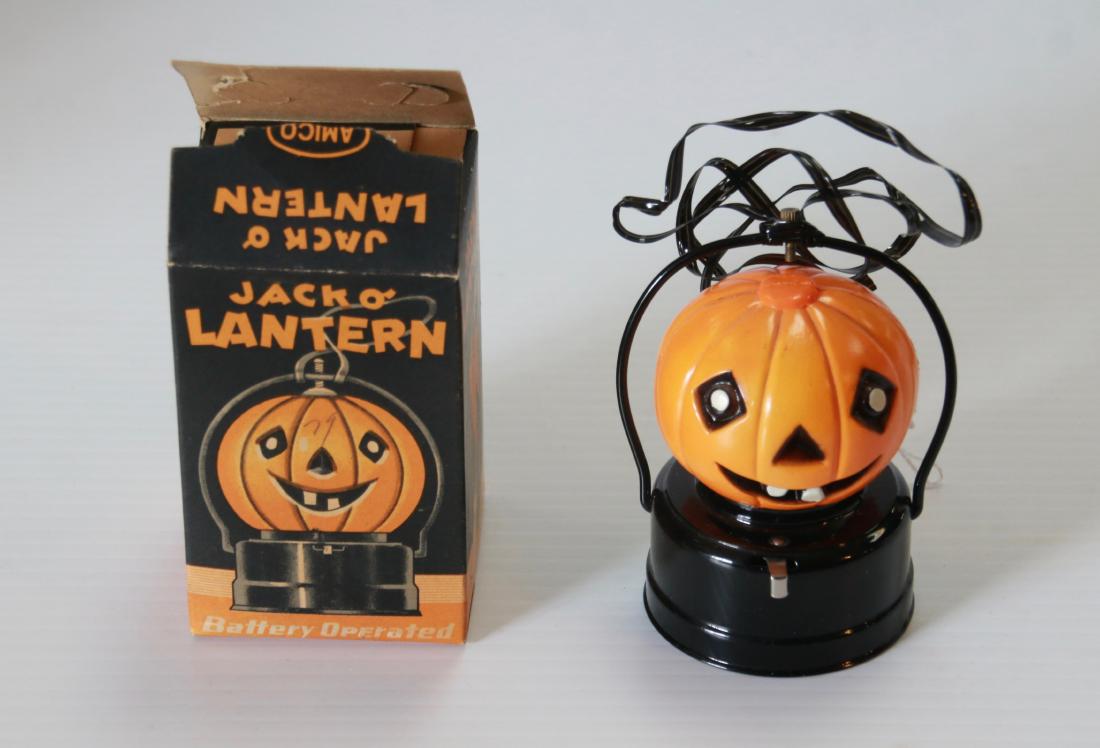 VINTAGE HALLOWEEN DECORATION: BATTERY OPERATED JACK-O-LANTERN #62731 WITH ORIGINAL BOX - BY; AMICO SIZE:3 1/4" H