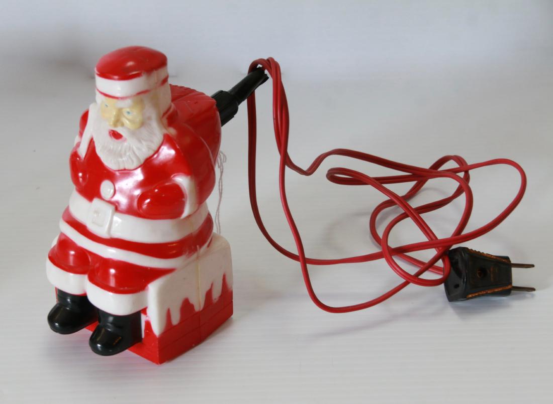 VINTAGE CHRISTMAS DECORATION: MOLDED PLASTIC SANTA ON CHIMNEY - BY; ROYALITE - IN WORKING ORDER SIZE:6 1/2"