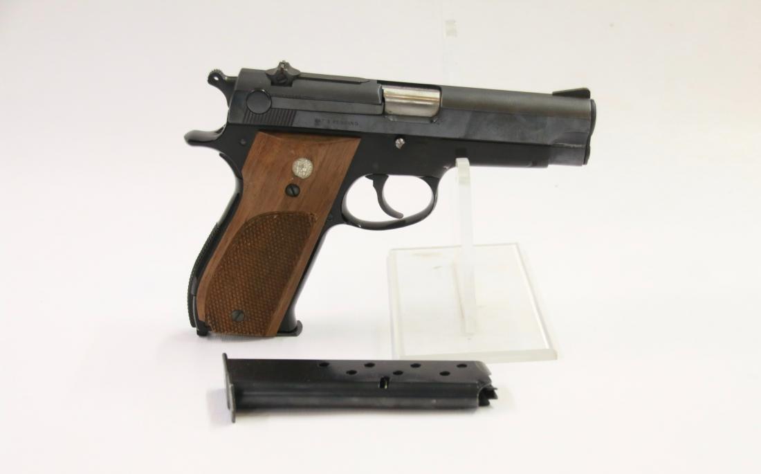SMITH AND WESSON MODEL 39: 9MM SEMI-AUTO - SER# 34067 - 3" BARREL - WITH EXTRA CLIP