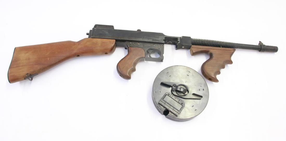 M.G.C. 1921 THOMPSON MODEL GUN: WITH DRUM (DOESN'T WORK)