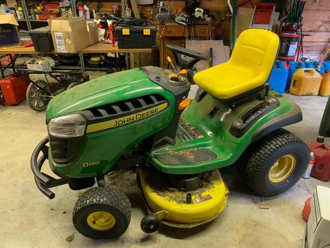 JOHN DEERE D130 RIDING MOWER: 42" DECK