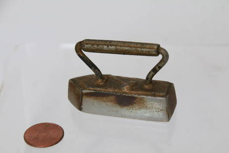 MINIATURE TAILORS IRON: EMBOSSED HAMMER DESIGN Size: 2"