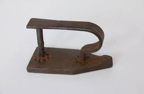 HAND WROUGHT SAD IRON: SMALL SIZE - EARLY 1800'S Size: 4 1/4"