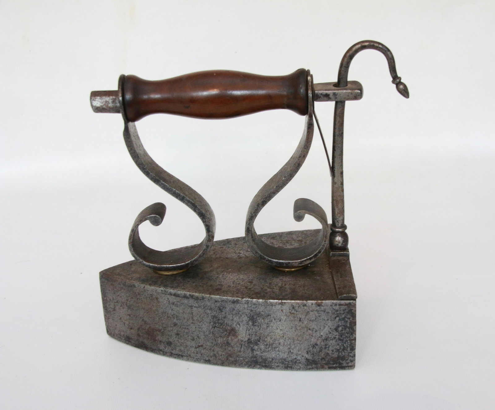 HANDMADE SLUG IRON: S" STRAP HANDLE AND MONKEY TAIL - WOODEN HANDLE Size: 7" X 7 1/2