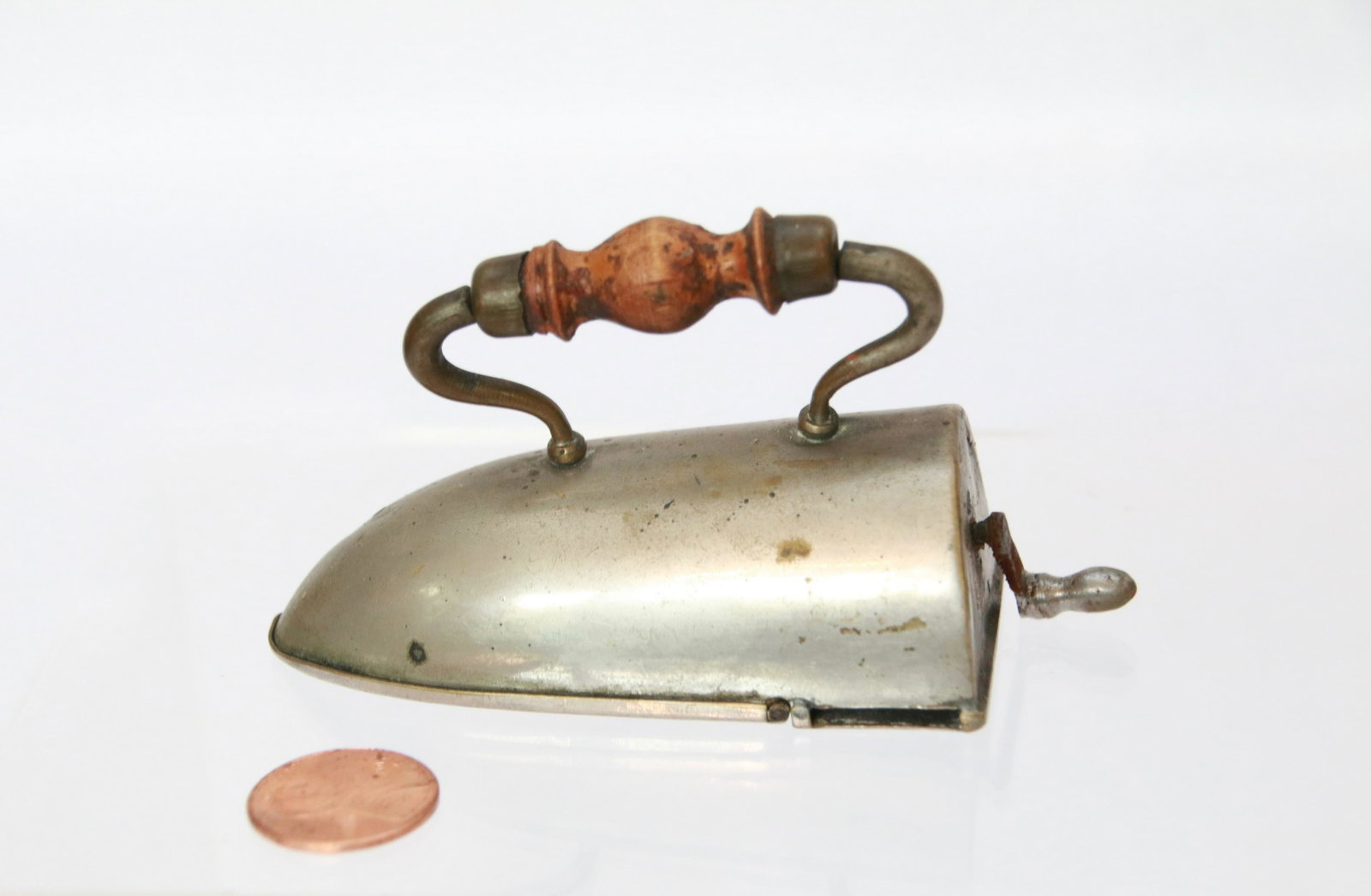 OXTONGUE IRON: TAPE MEASURE IRON THAT OPENS UP TO A PIN CUSHION Size: 4"