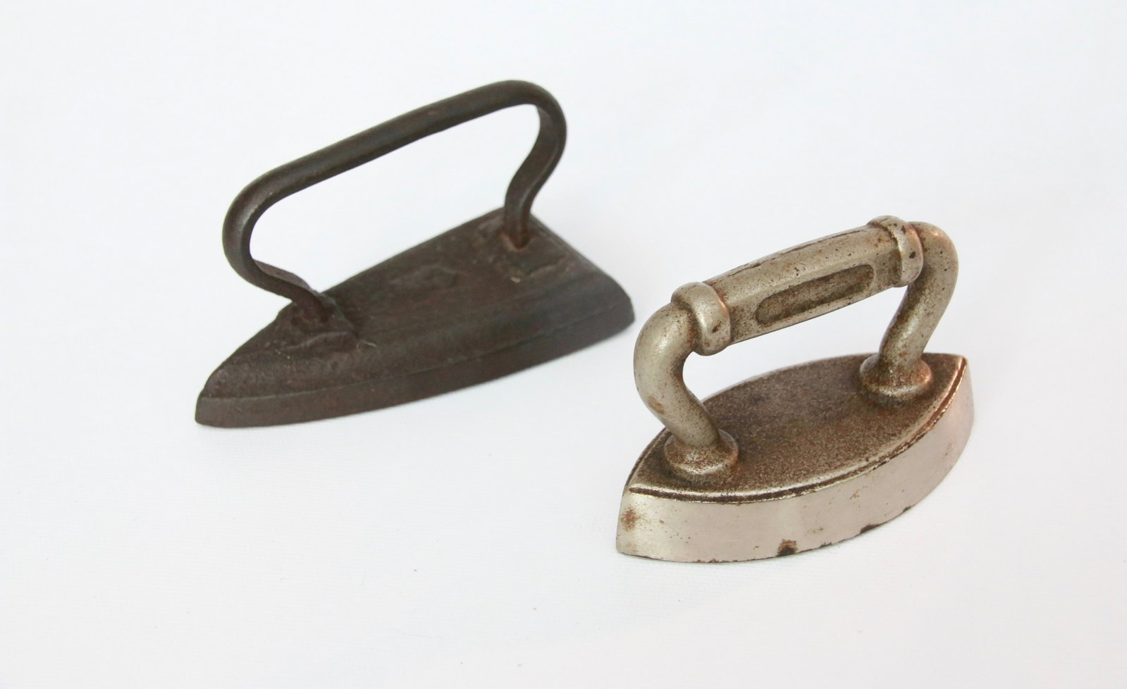 SAD IRON LOT: WROUGHT HANDLE - DOUBLE POINT AND SINGLE POINTED IRONS - CAST BASE Size: 3 1/2" AND 4 1/2"