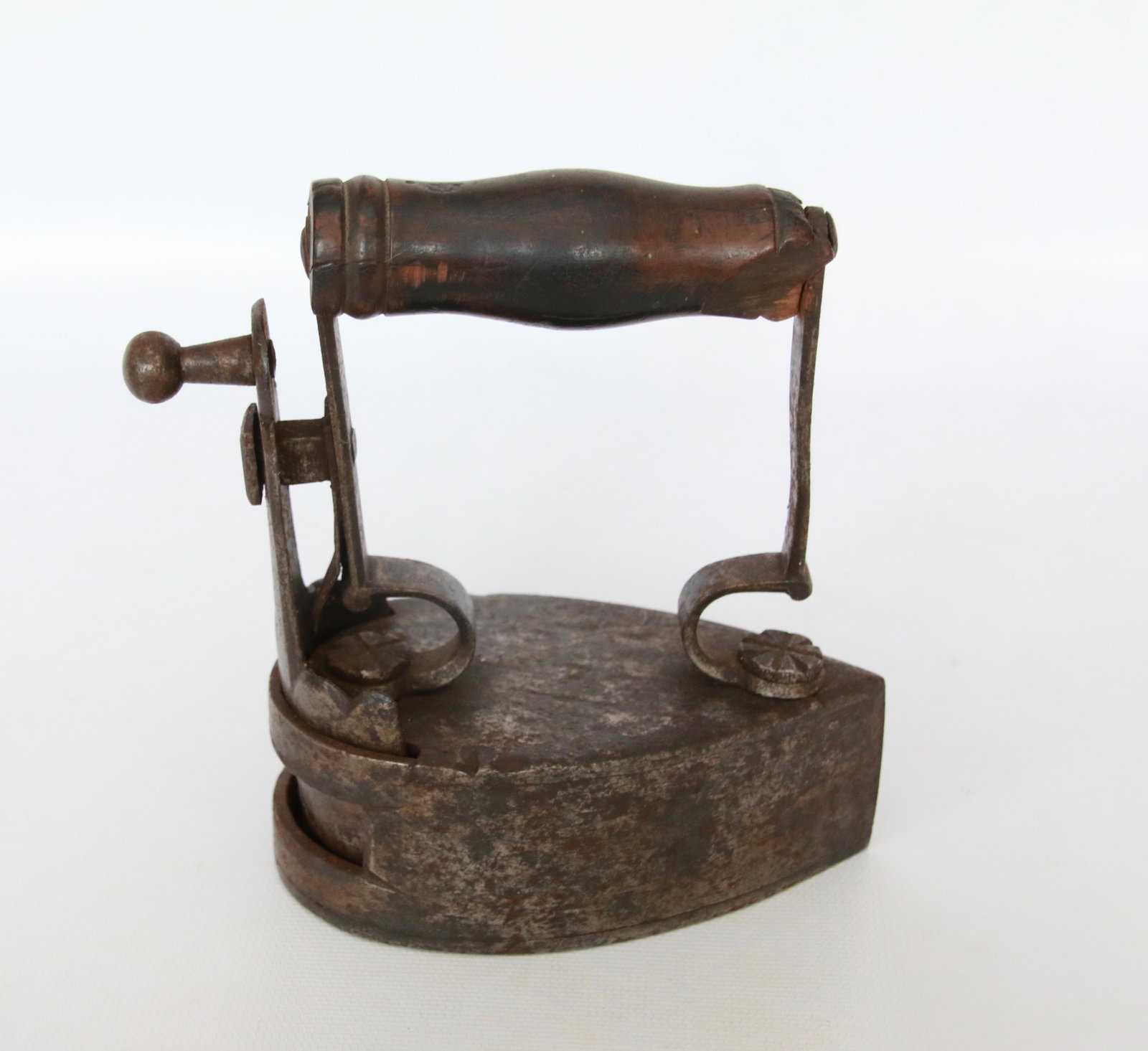 ROUND BACK SLUG IRON: DECORATED POST WITH SLUG Size: 4"