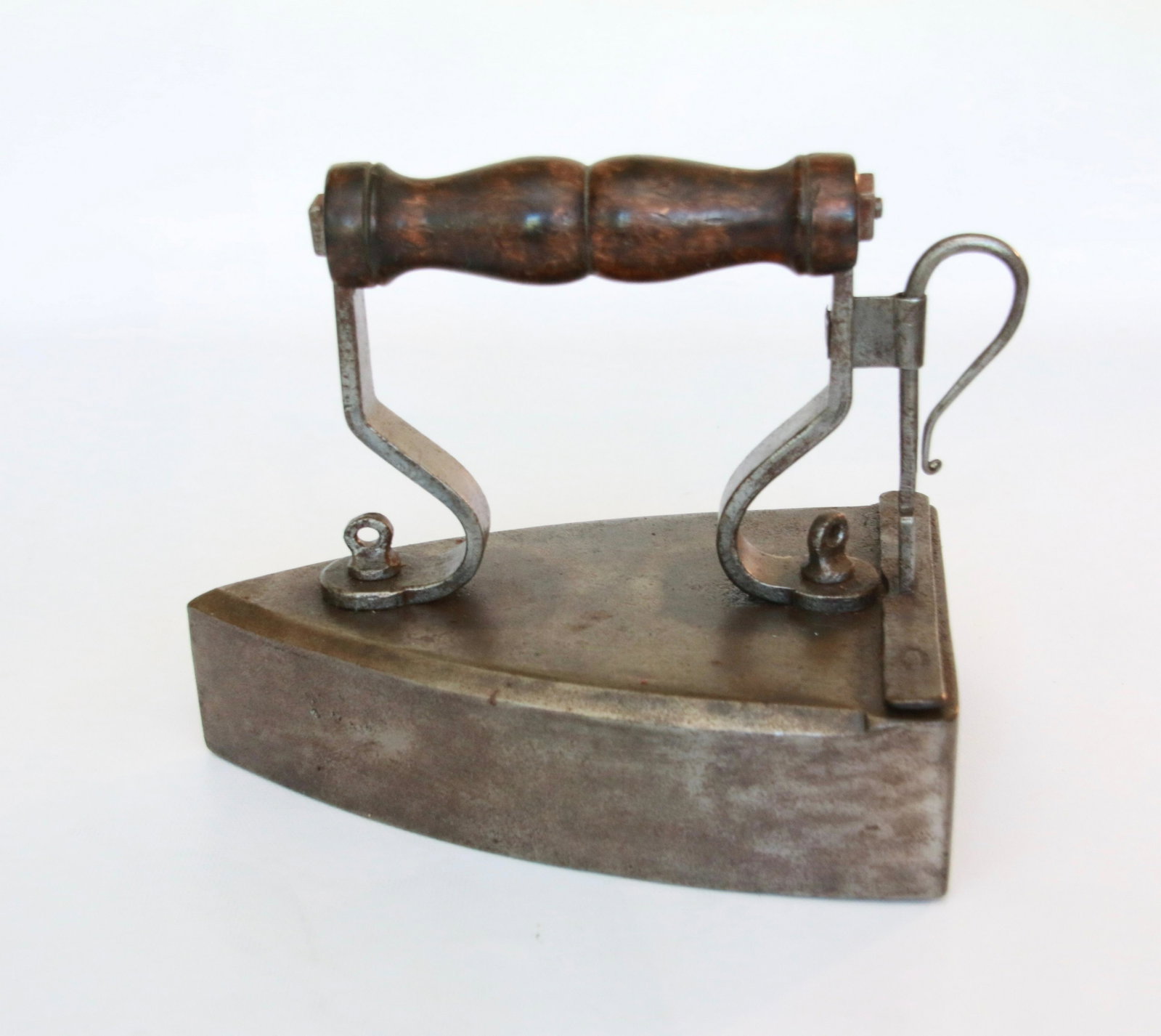 ANTIQUE SLUG IRON: DROP IN THE BACK SLUG - WOODEN HANDLE - RAT TAIL ON GATE Size: 8"