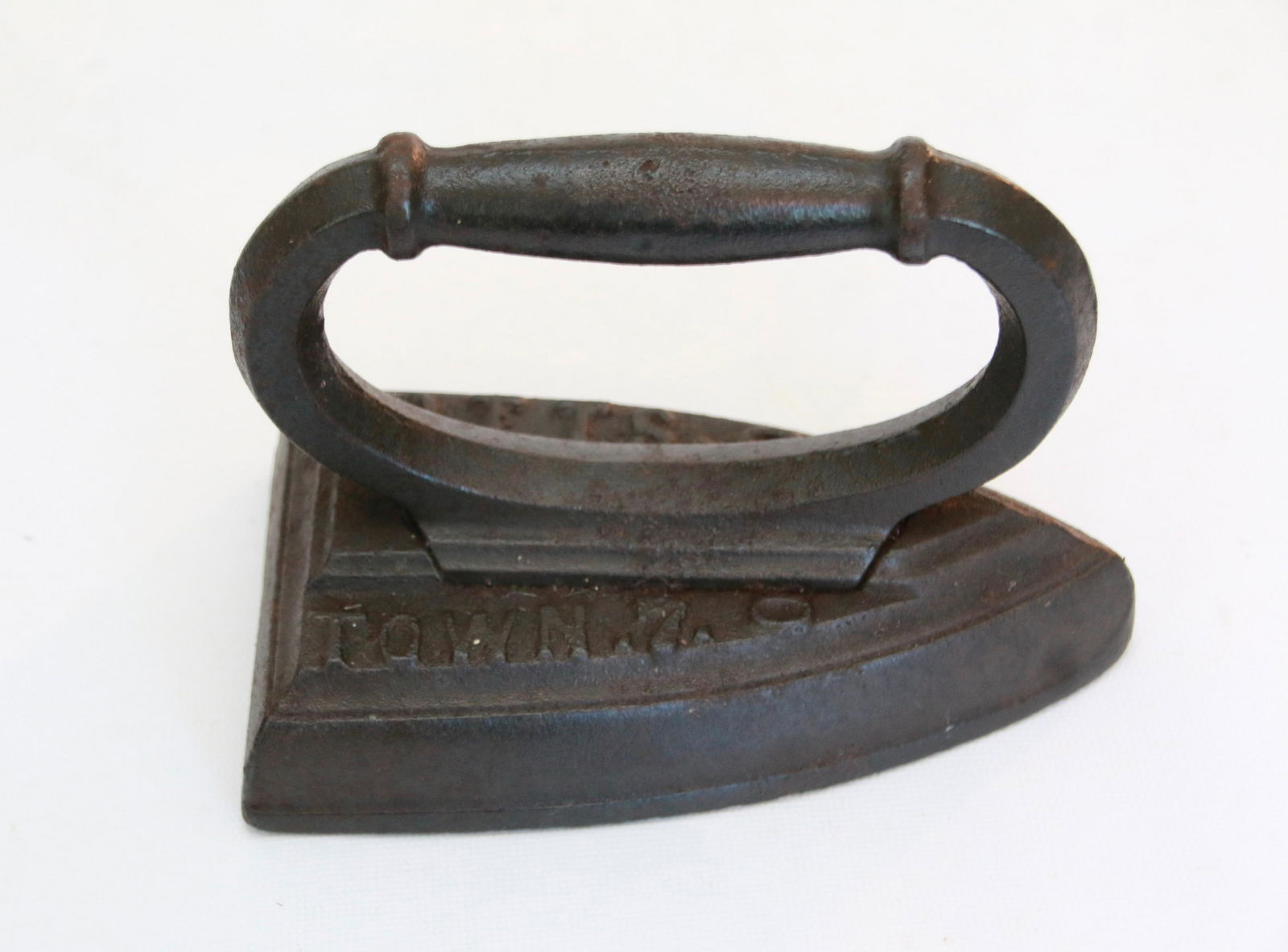 EARLY SAD IRON: POTTSTOWN, PA - CAST IRON Size: 6"