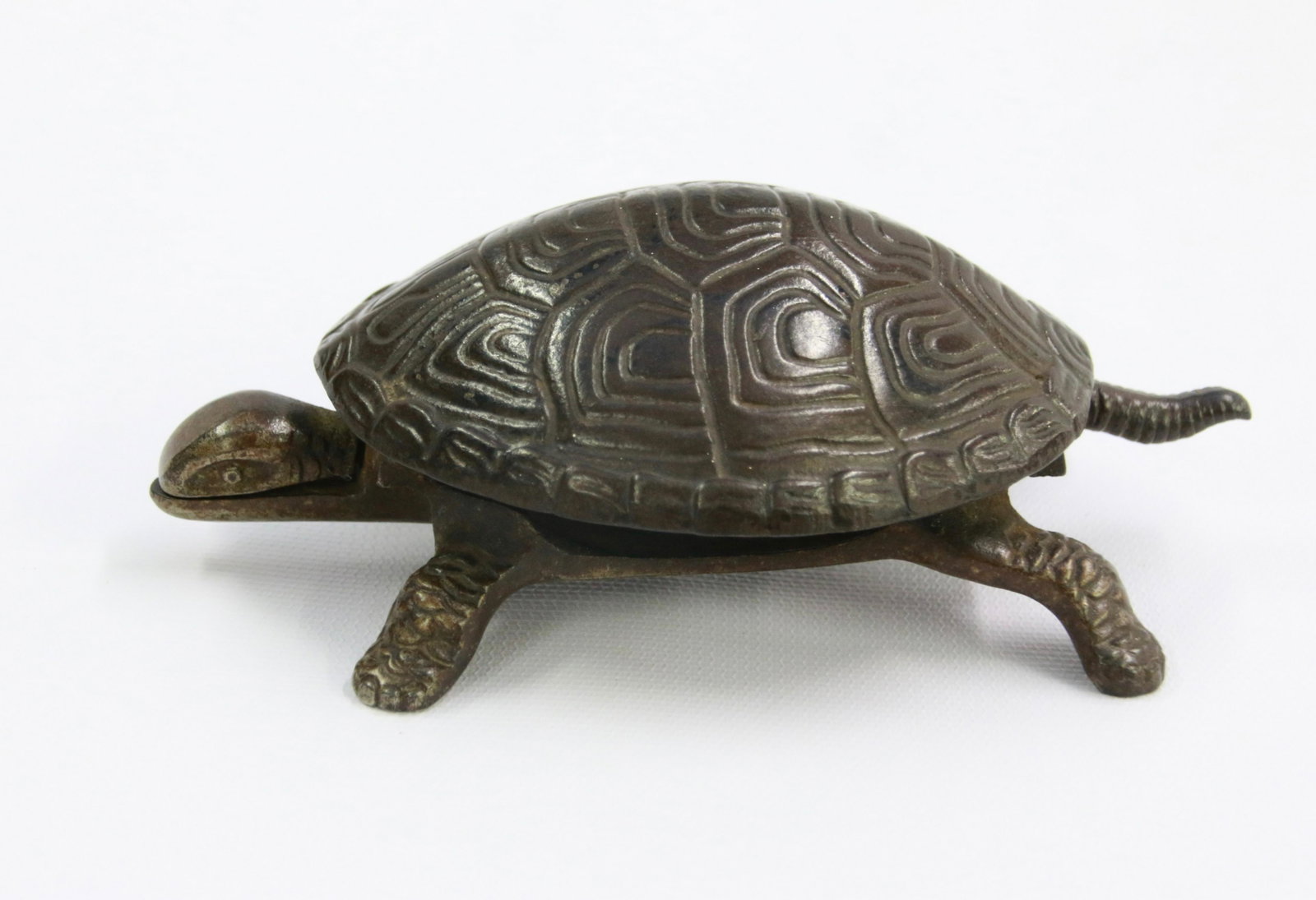 19TH C. SNAPPING TURTLE BILL HOLDER: SIGNED "GES. GESCH." ON UNDERSIDE Size: 5 1/4" X 3"