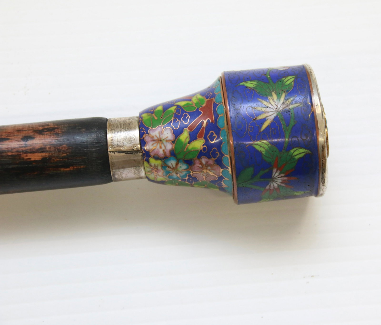 ANTIQUE "GADGET" TYPE WALKING STICK: CLOISONNE, SILVER, AND GOLD TOP - WITH FLORAL DESIGN - KNIFE, PEN AND PENCIL, AND TWEEZERS INSIDE Size: 34 3/4"