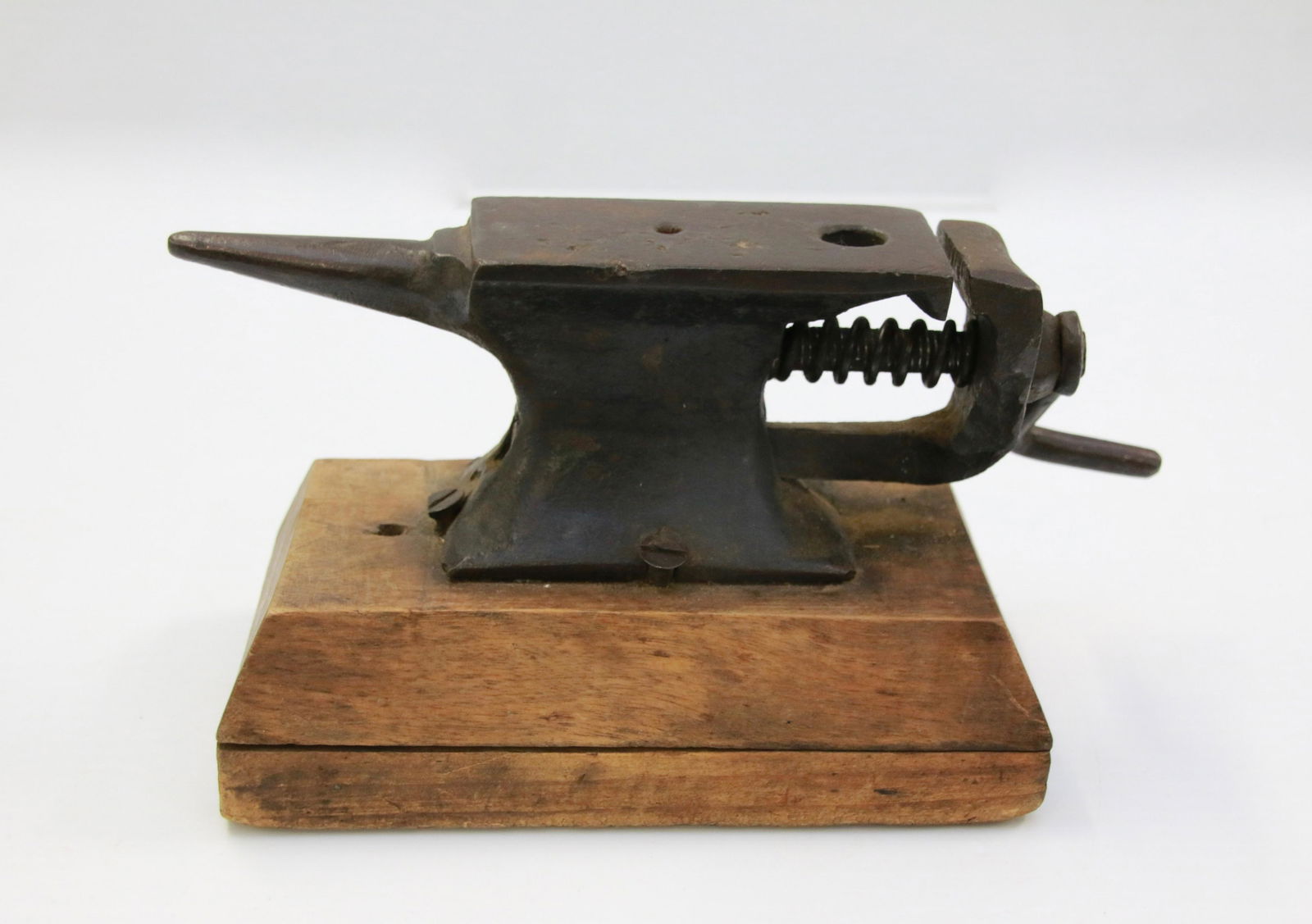 CAST IRON ANVIL: MOUNTED TO WOODEN BASE - CRANK VICE AT END - SMALL SIZE Size: 8" X 1 3/4" X 2 3/8"