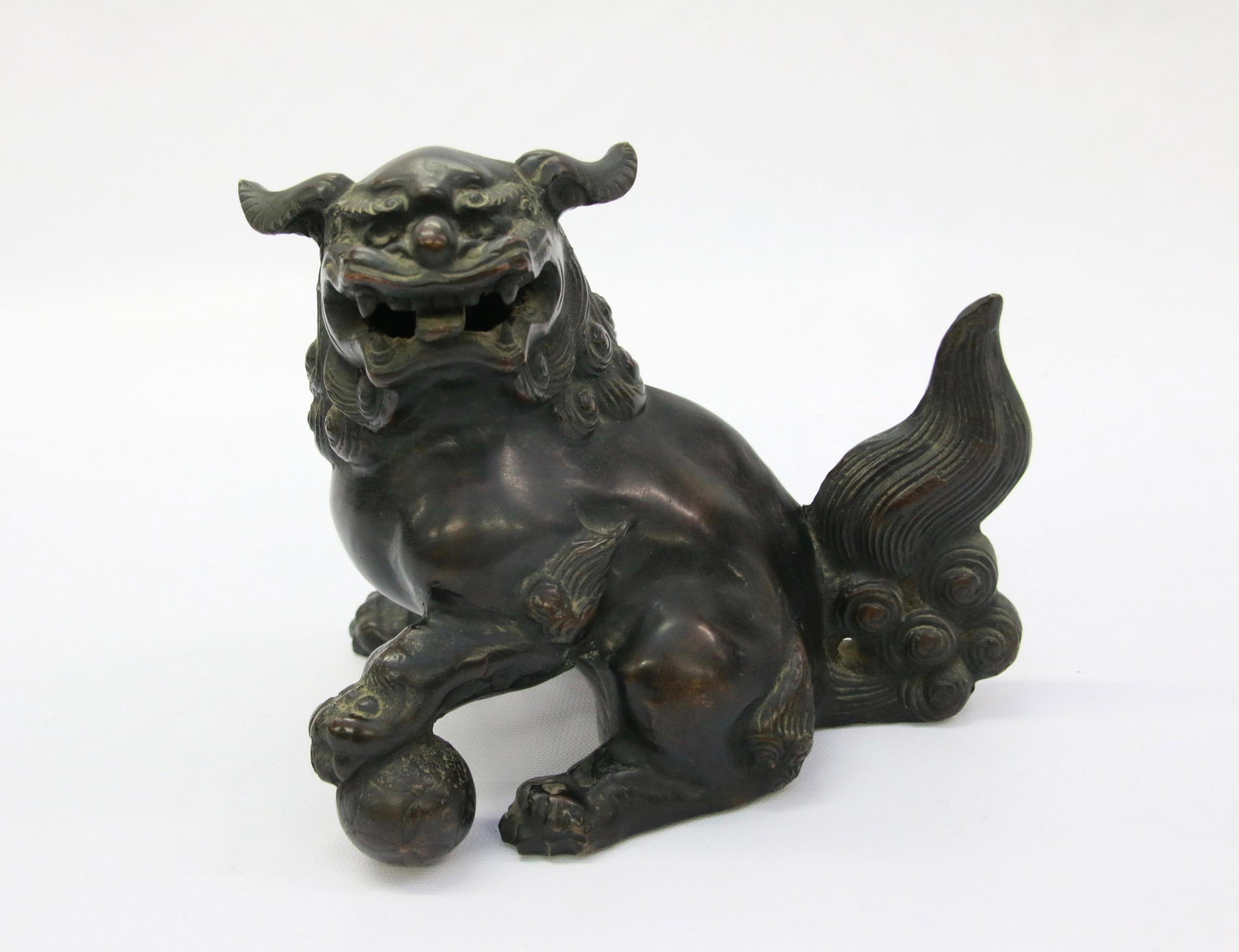 ASIAN BRONZE FOO DOG: EARLY 20TH CENTURY FOO DOG WITH FINE DETAIL AND PATINA - OPEN MOUTH DESIGN Size: 5.75" X 7"
