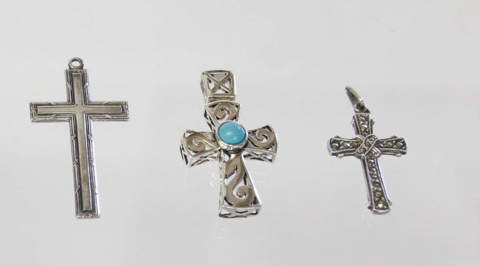 STERLING CROSS GROUP: RETICULATED CROSS AND BAIL - DATED 1930 - WITH MARCASITE .40 OZT