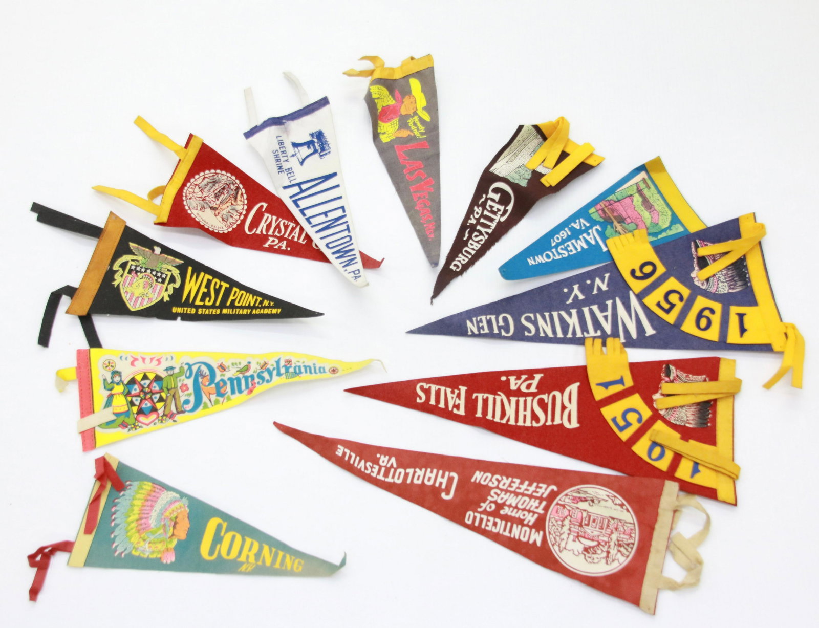 GROUP LOT OF VINTAGE PENNANTS: (22) SOUVENIR PENNANTS OF U.S. ATTRACTIONS LARGEST SIZE IS 18"