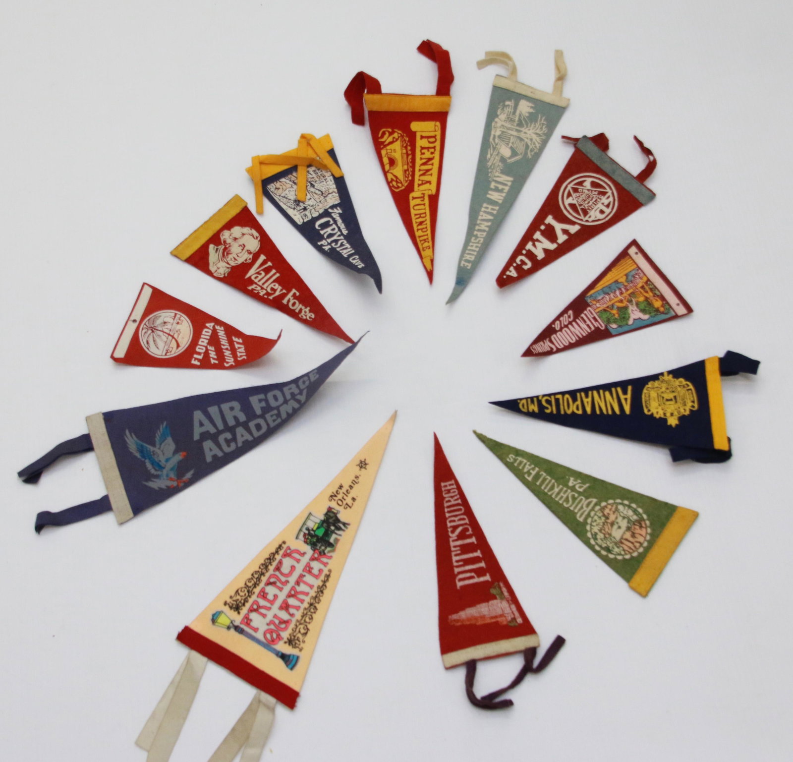 GROUP LOT OF VINTAGE PENNANTS: (22) SOUVENIR PENNANTS OF U.S. ATTRACTIONS LARGEST SIZE IS 14"
