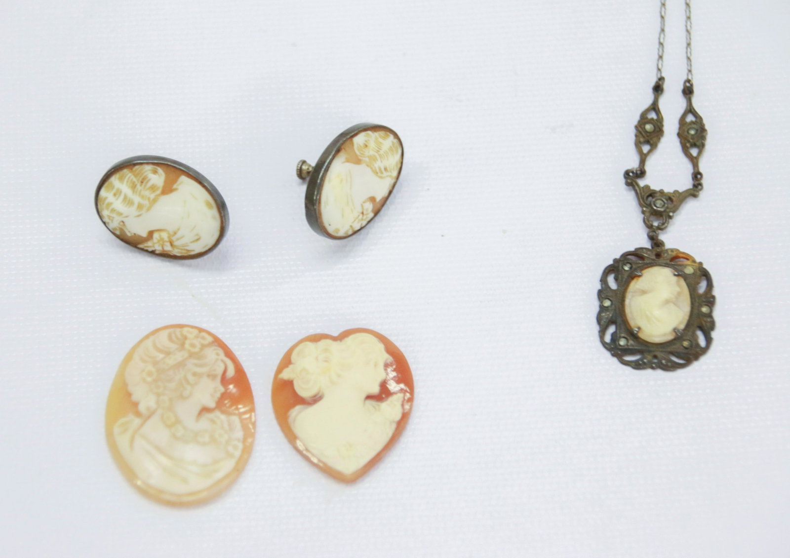GROUP LOT OF CAMEOS: INCLUDING: PAIR OF EARRINGS, TWO LOOSE CAMEOS, CAMEO NECKLACE EARRINGS 1" X 3/4"