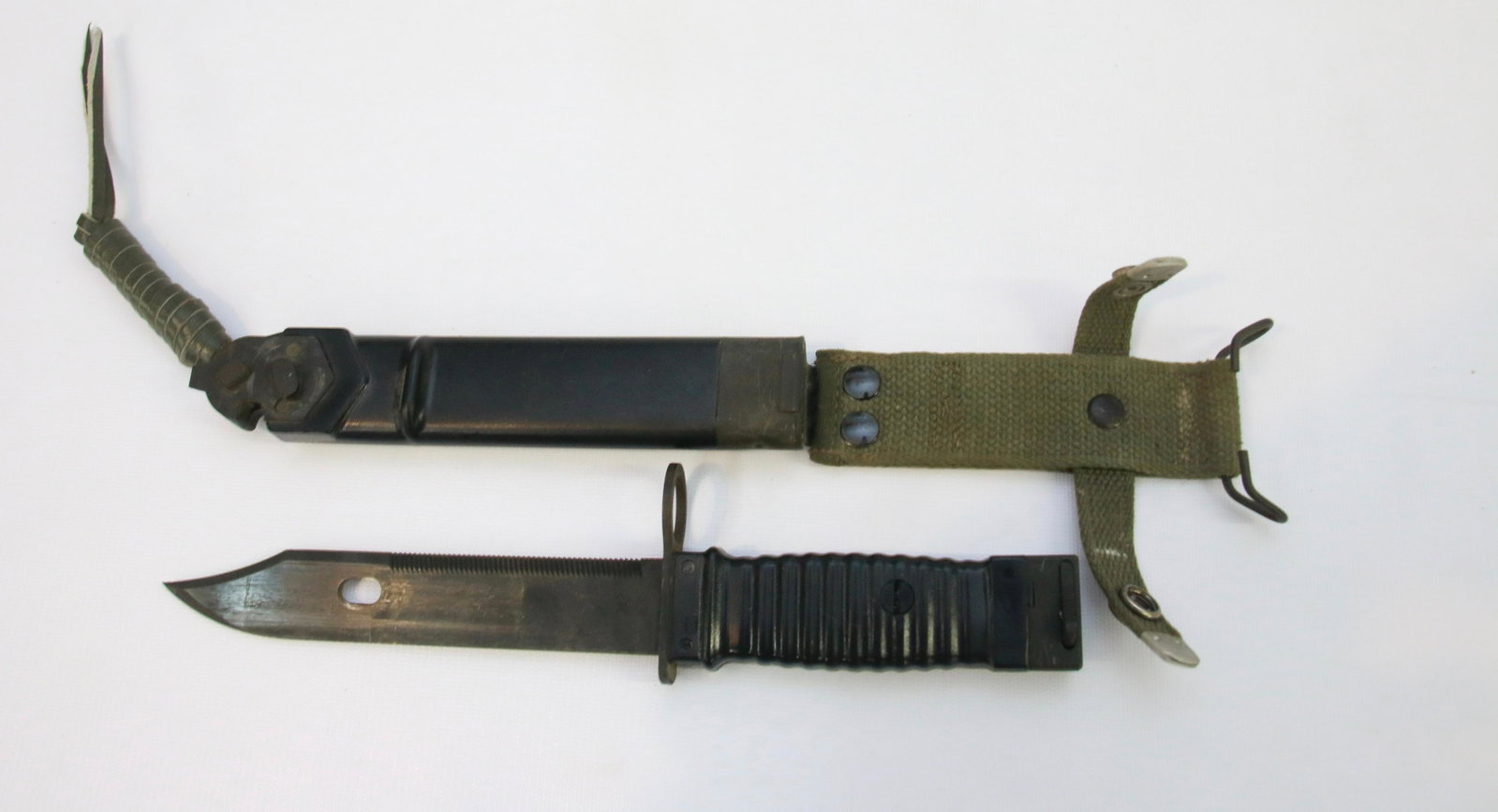 VIETNAM ERA BAYONET: VIETNAM ERA BAYONET WITH SERRATED BACK AND SHEATH Size: 13"