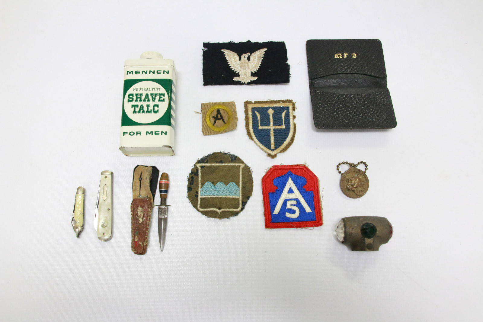 GROUP LOT OF VINTAGE SMALLS: INCLUDES: POCKET KNIVES, BADGES, TALC TIN, ESSO KEYCHAIN, MINIATURE MEXICO KNIFE AND MORE