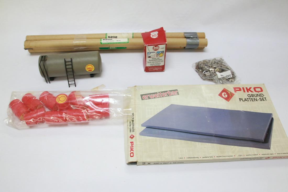 GROUP LOT OF LGB ACCESSORIES: INCLUDING: SET OF BASEPLATES, FOUR TUBES LGB #6202 (METAL RODS), PLASTIC SHELL BARRELS & TANKER, LGB SMOKE & CLEANING FLUID, USA TRAINS SCREWS AND MORE