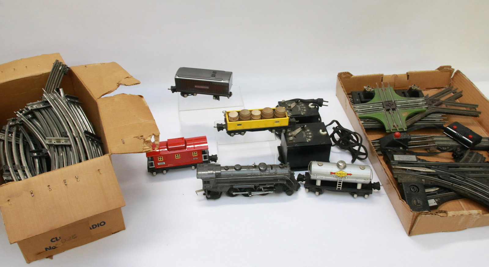 LIONEL PRE-WAR TRAIN SET: INCLUDES: 224E LOCOMOTIVE, 2689T TENDER, 2652 OPEN CAR WITH WOODEN BARRELS, 2654 SUNOCO TANKER AND 2657 CABOOSE. ALL WITH ORIGINAL BOXES. TWO LIONEL TRANSFORMERS (TYPE A AND TYPE B) WITH ORIGINAL BOXE