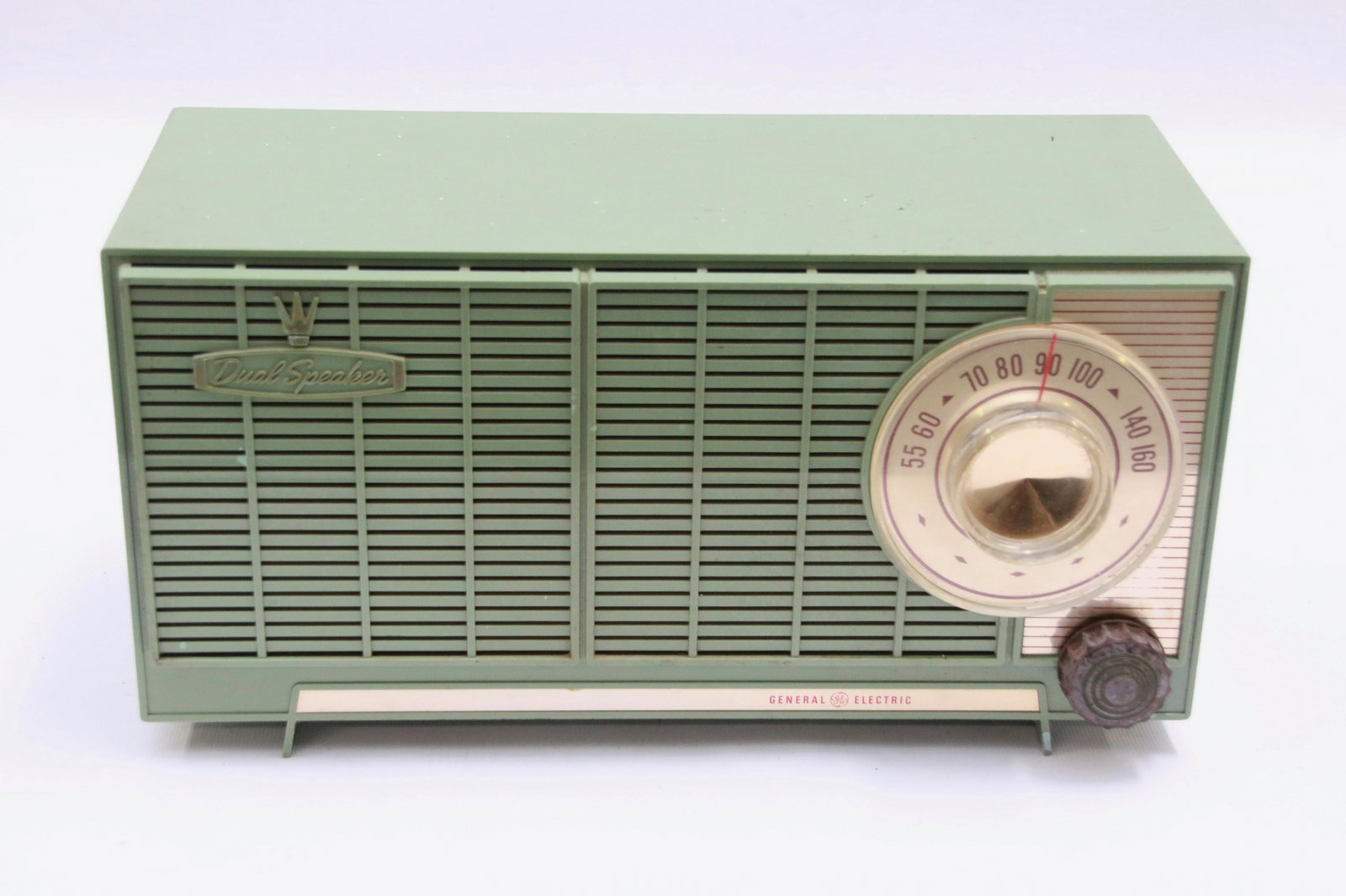 GENERAL ELECTRIC TABLE RADIO: WORKING ORDER Dimensions: 12" X 5 1/2" X 6"