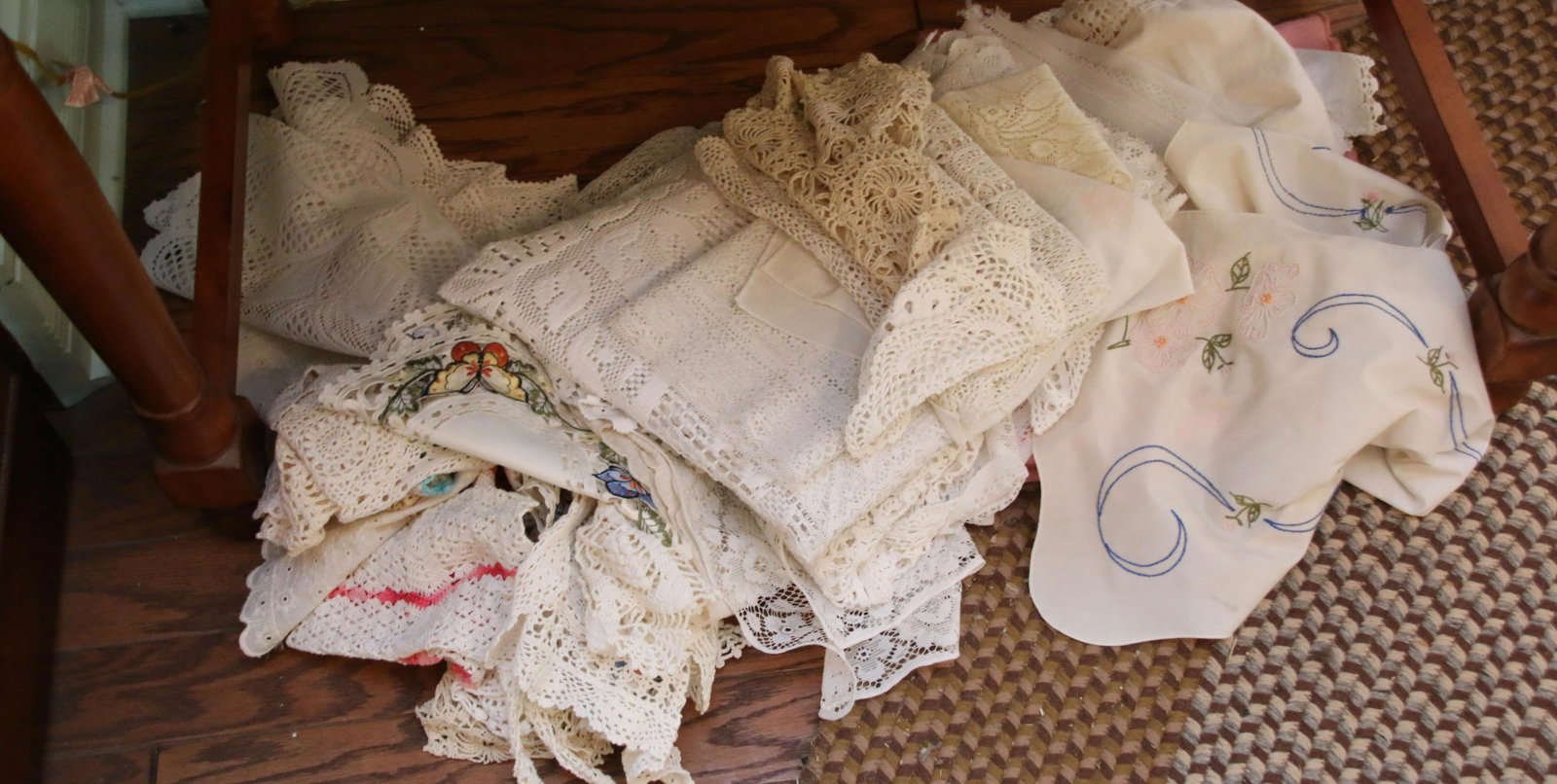 LOT OF DRYGOODS: HANDMADE DOILIES AND TABLE SCARFS/COVERS